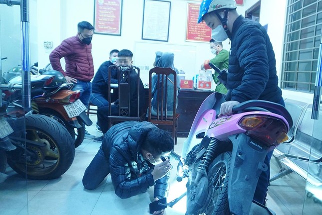 Tổ c&ocirc;ng t&aacute;c kiểm tra số khung, số m&aacute;y chiếc xe kh&ocirc;ng biển kiểm so&aacute;t.