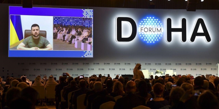 Tổng thống Ukraine Zelensky phát biểu tại diễn đàn Doha (Ảnh: Wall Street Journal)