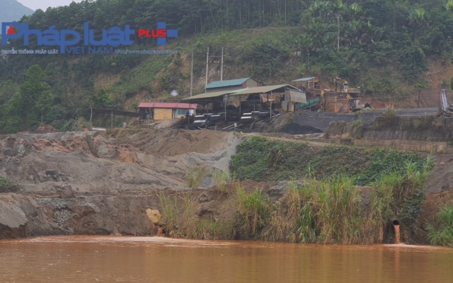 Yên Bái: Xe chở quặng hoành hành tàn phá đường dân sinh, người dân