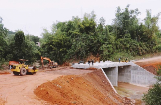 Cần làm rõ việc giao khoán công trình từ UBND xã Hồ Bốn đi Bản Háng Đề Chù