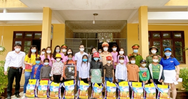 Chia sẻ khó khăn với bà con nghèo A Lưới