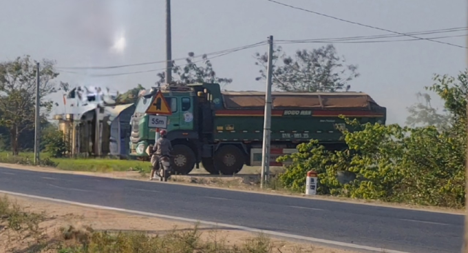 Xe chở cát từ mỏ cát Đông Thanh Tây Nguyên đi trên đường chỉ có tải trọng 10 tấn.