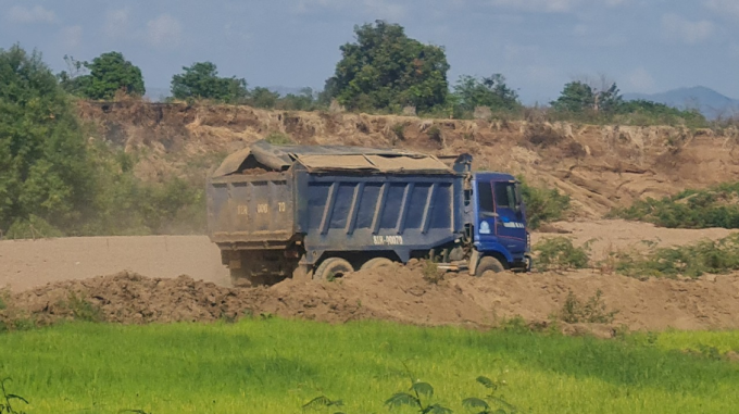 Một xe chở đất được khai thác lậu tại xã Ia Ake.
