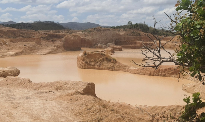Một điểm khai thác đất khác mà công ty Phương Đông Gia Lai đã hết hạn nhưng không hoàn thổ, trả lại mặt bằng.