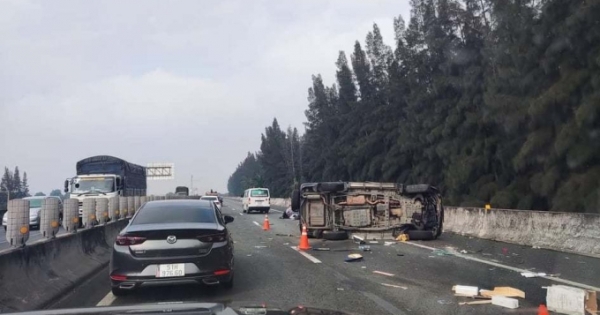 Xe chở Phó Chủ tịch thường trực UBND TP HCM Lê Hòa Bình gặp nạn trên cao tốc Trung Lương