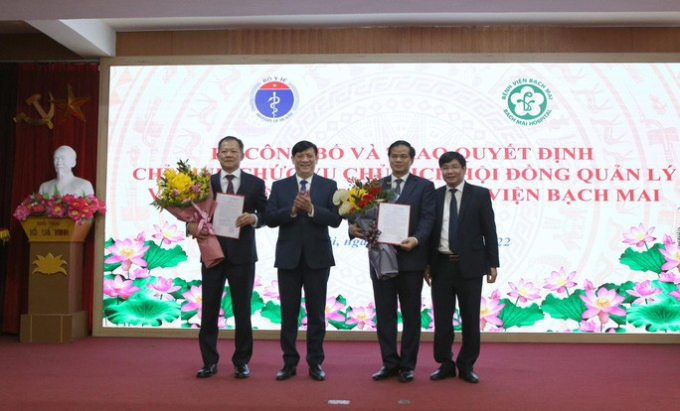 Bộ trưởng Bộ Y tế trao quyết định bổ nhiệm cho các ông Đào Xuân Cơ và Dương Đức Hùng. Ảnh Bộ Y tế.