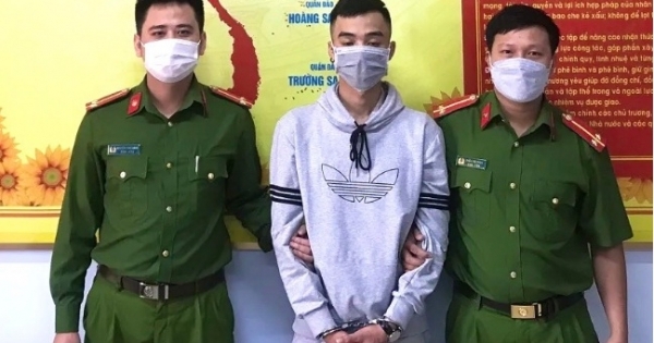 Rút dao đâm vào cổ người khác rồi bỏ trốn khỏi địa phương