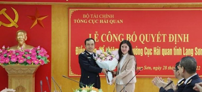 Phó Chủ tịch UBND tỉng Lạng Sơn Đoàn Thu Hà tặng hoa chúc mừng tân Cục trưởng Cục Hải Quan Lạng Sơn Nguyễn Hồng Linh.