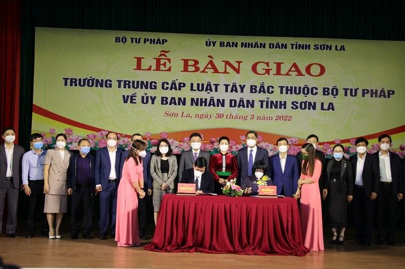 Lễ bàn giao Trường Trung cấp Luật Tây Bắc về UBND tỉnh Sơn La.