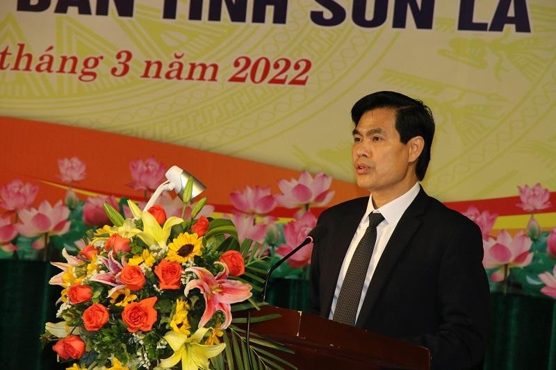 Đồng chí Hoàng Quốc Khánh, Chủ tịch UBND tỉnh Sơn La đọc Quyết định tiếp nhận Trường Trung cấp Luật Tây Bắc thuộc Bộ Tư pháp về UBND tỉnh Sơn La.