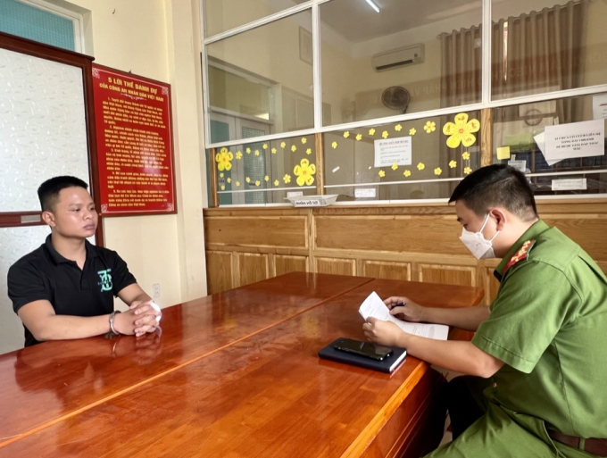 Công an lấy lời khai đối tượng Trần Quang Quyền.