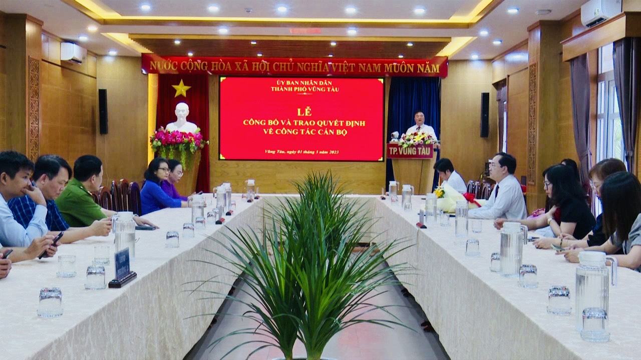 Quang cảnh hội nghị c&ocirc;ng bố v&agrave; trao quyết định về c&ocirc;ng t&aacute;c c&aacute;n bộ.