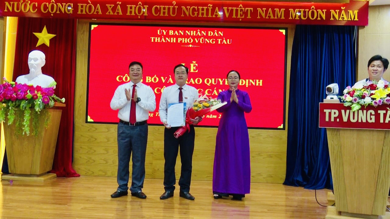 Ông Hoàng Vũ Thảnh - Chủ tịch UBND TP.Vũng T&agrave;u, trao quyết định v&agrave; tặng hoa ch&uacute;c mừng t&acirc;n Trưởng ph&ograve;ng Tư ph&aacute;p TP.Vũng T&agrave;u.