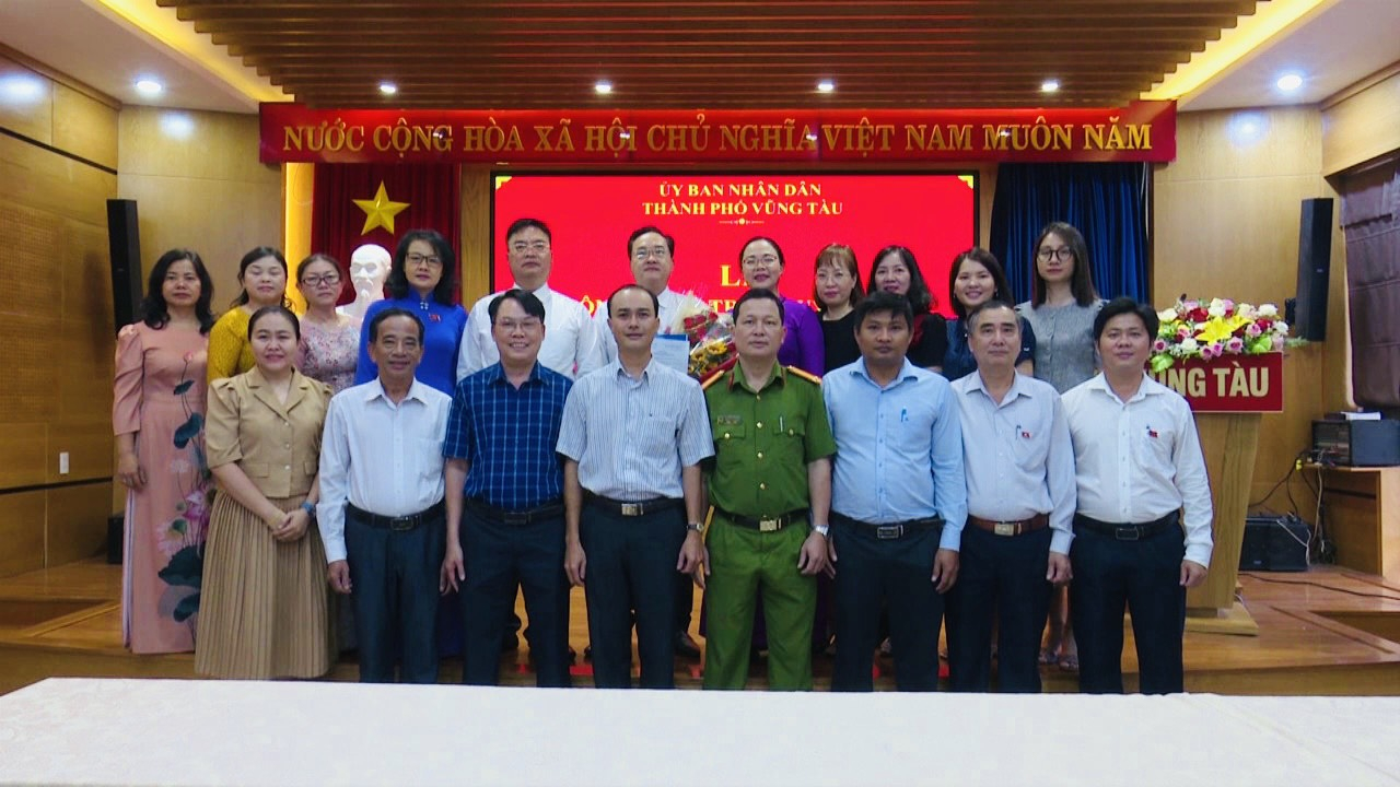 Tập th&ecirc;̉ Lãnh đạo, c&aacute;c ph&ograve;ng, ban công chức thành ph&ocirc;́ Vũng T&agrave;u, tặng hoa v&agrave; ch&uacute;c mừng &ocirc;ng Nguyễn Hữu Nam.