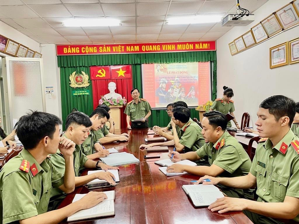 Đại tá Bùi Đình Tiến, Trưởng Phòng An ninh đối ngoại phát biểu chỉ đạo tại buổi phát động