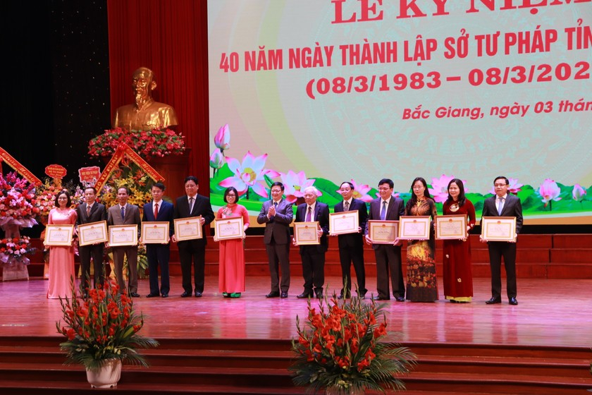 thu-truong-bo-tu-phap-mai-luong-khoi-trao-bang-khen-cua-bo-truong-bo-tu-phap-cho-cac-ca-nhan-tap-the-4695