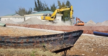 Quảng Ninh: Bãi tập kết vật liệu xây dựng lấn chiếm hành lang đê điều cần được xử lý nghiêm