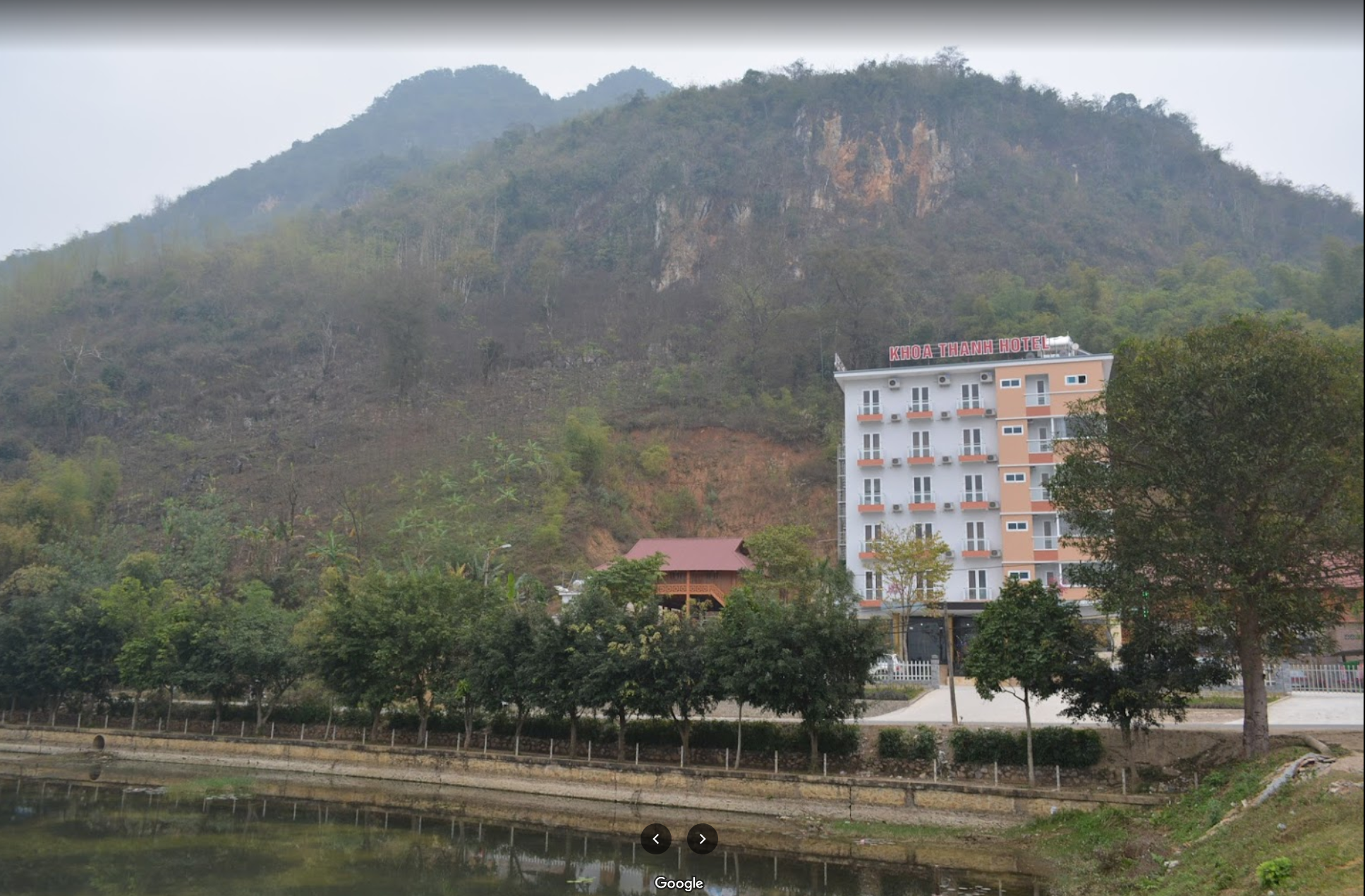 bà Thủy cho rằng, UBND cấp cho Công ty Khoa Thanh thuê 917,0m2 chồng lấn lên diện tích 1006 m2 của ông Giáp, bà Thủy được cấp GCNQSDĐ. HĐXX nhận thấy các giấy tờ đều không thống nhất với nhau về ký hiệu tờ bản đồ, số thửa. Các cơ quan chức năng và các nhân chứng đều xác định diện tích 1006m2 ĐRM không thuộc khu đất đag tranh chấp mà UBND tỉnh cấp cho Công ty Khoa Thanh Thuê.