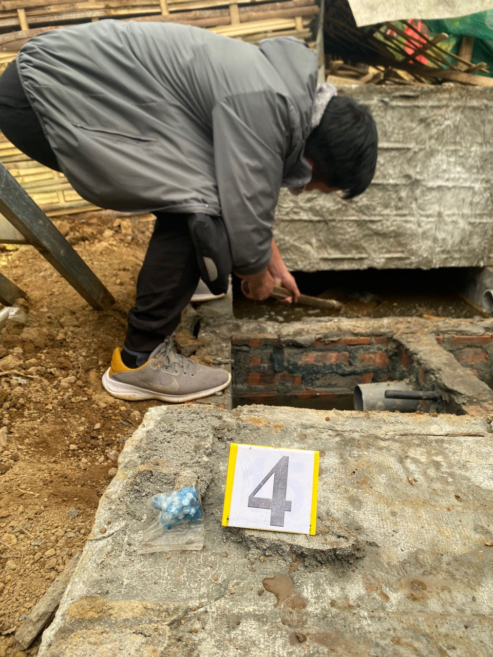 Lực lượng Công an khám xét, thu giữ tang vật tại nhà đối tượng Tau