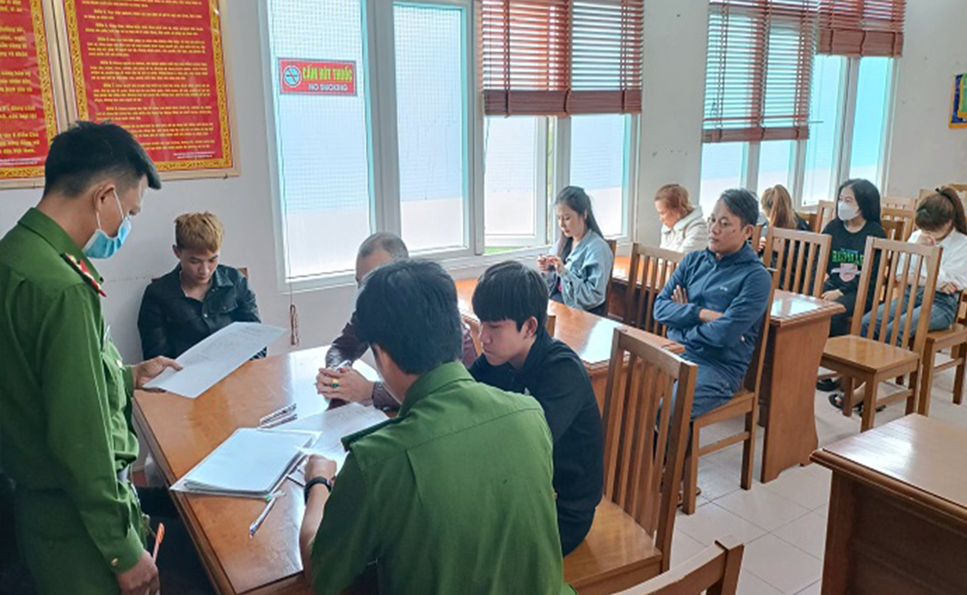 Cơ quan Công an làm việc với các đối tượng trong đường dây tổ chức đánh bạc, đánh bạc dưới hình thức tổ chức ghi bán số đề. (Ảnh: Công an Quảng Nam)