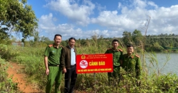 Công an thị xã Buôn Hồ ra quân đặt biển cảnh báo đuối nước