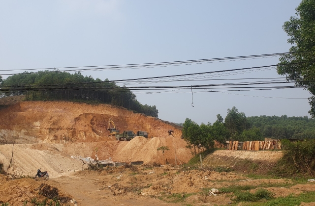 Ph&uacute; Thọ: N&uacute;p b&oacute;ng san gạt mặt bằng để đổ đất tr&aacute;i ph&eacute;p v&agrave;o dự &aacute;n khu đ&ocirc; thị ph&iacute;a Nam thị trấn Hạ Ho&agrave;