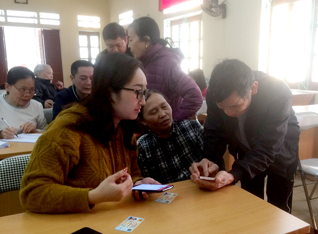 Các tổ triển khai cài đặt, hướng dẫn người dân sử dụng App YENBAI-S