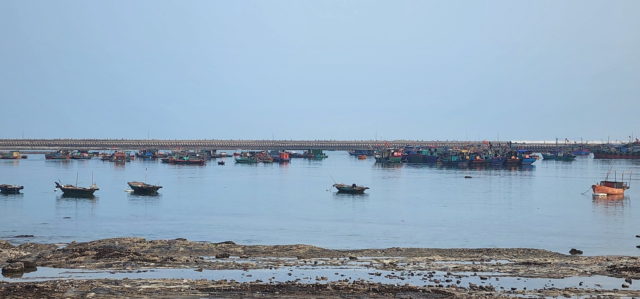 Huyện đảo Bạch Long Vỹ nằm ở trung tâm của vịnh Bắc Bộ, cách đất liền của TP Hải Phòng 133km, mất khoảng 6-7 giờ tàu di chuyển.