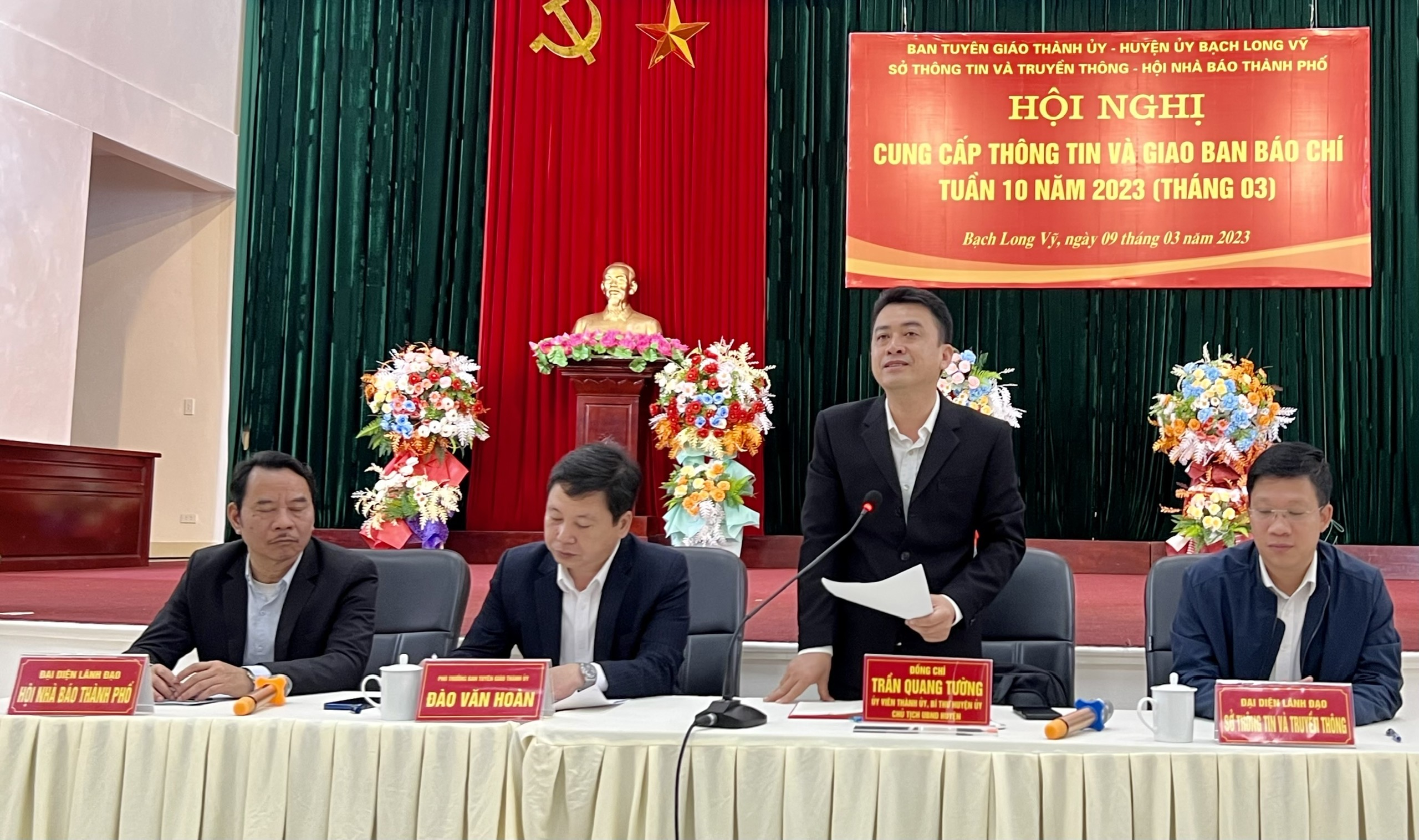 Bí thư huyện uỷ - Chủ tịch UBND huyện đảo Bạch Long Vỹ phát biểu tại hội nghị.