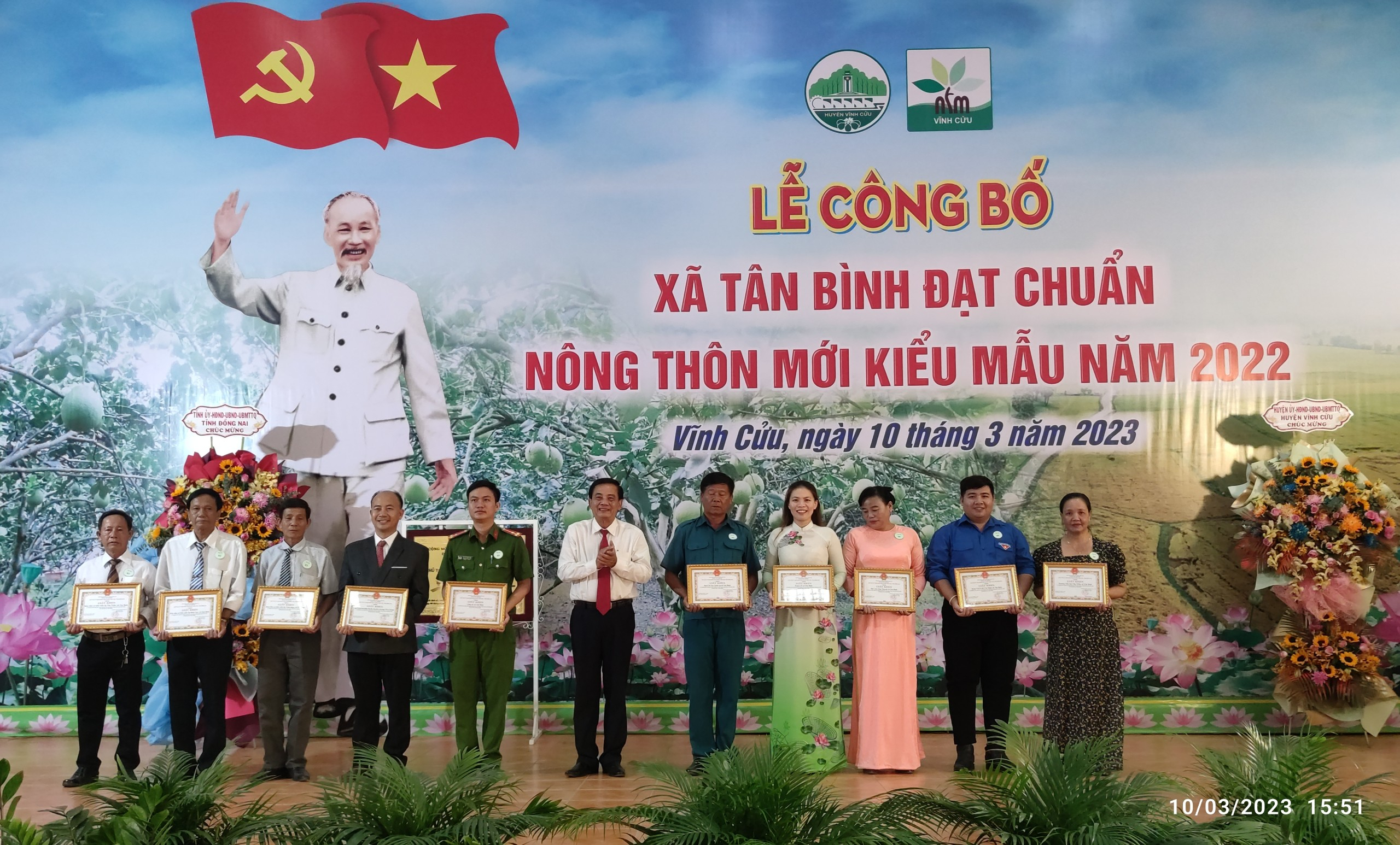 Khen thưởng cá nhân, tập thể có nhiều thành tích trong công tác xây dựng nông thôn mới