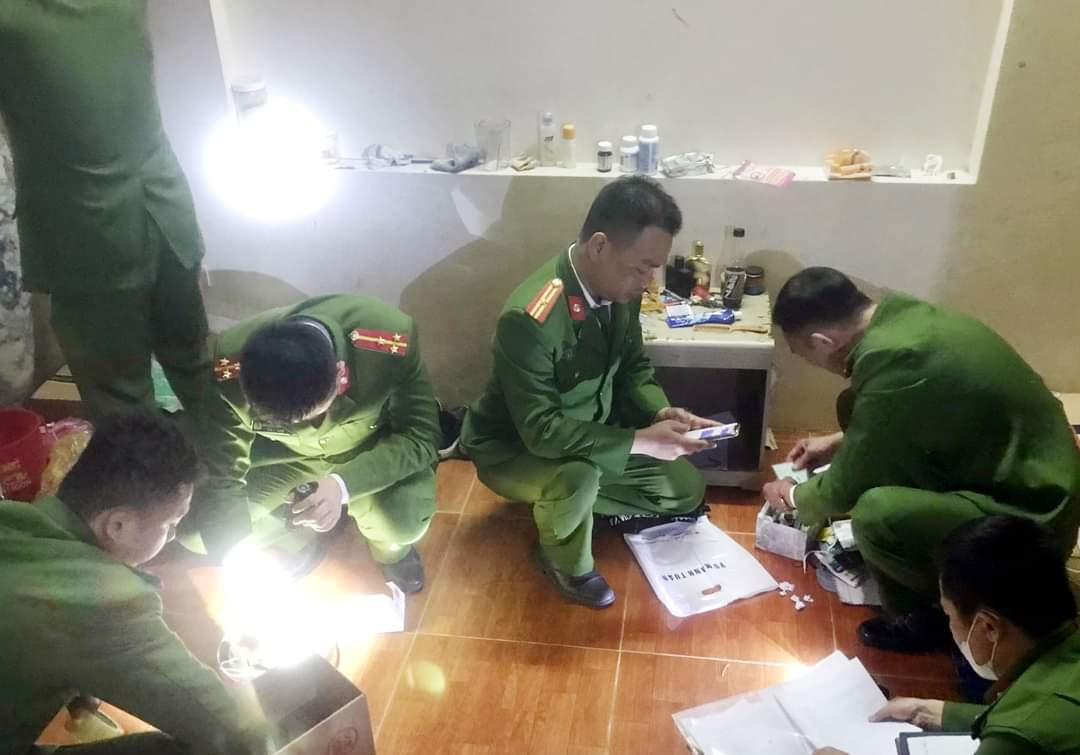 Khởi tố 3 đối tượng mua bán người dưới 16 tuổi để phục vụ karaoke.