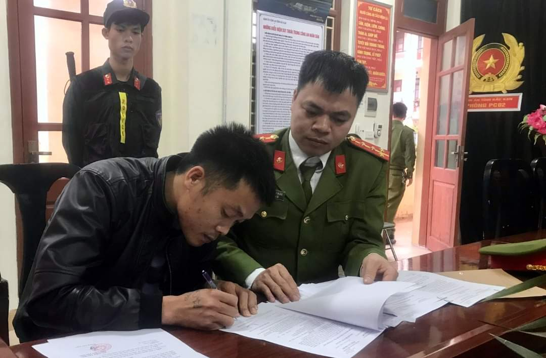 Một trong ba đối tượng trên tại công an.