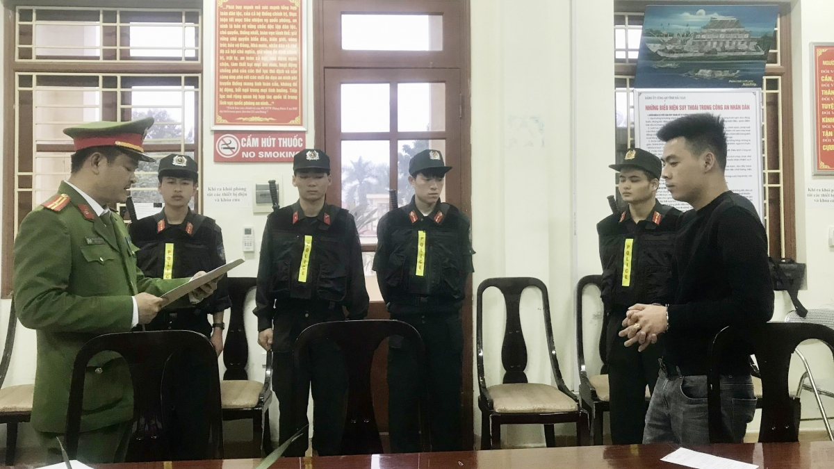 Cơ quan Công an tống đạt Quyết định khởi tố đối tượng Vy Văn Sắc