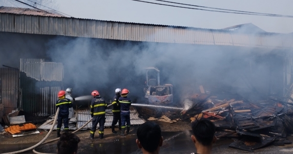 Kịp thời ngăn đám cháy lan vào cây xăng