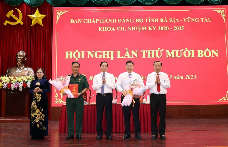 Lãnh đạo tỉnh Bà Rịa - Vũng Tàu chúc mừng Đại tá Lê Xuân Bình và ông Hoàng Nguyên Dinh