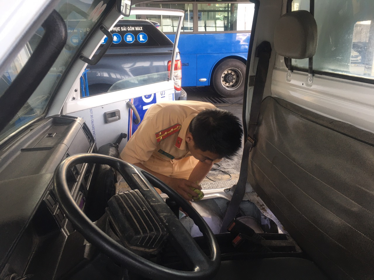 CSGT sẽ kiểm tra số khung số máy, tổng quát bên ngoài xe và phối hợp chung các trạm đăng kiểm để giảm ùn tắc, kịp thời giải quyết nhu cầu cho người dân.