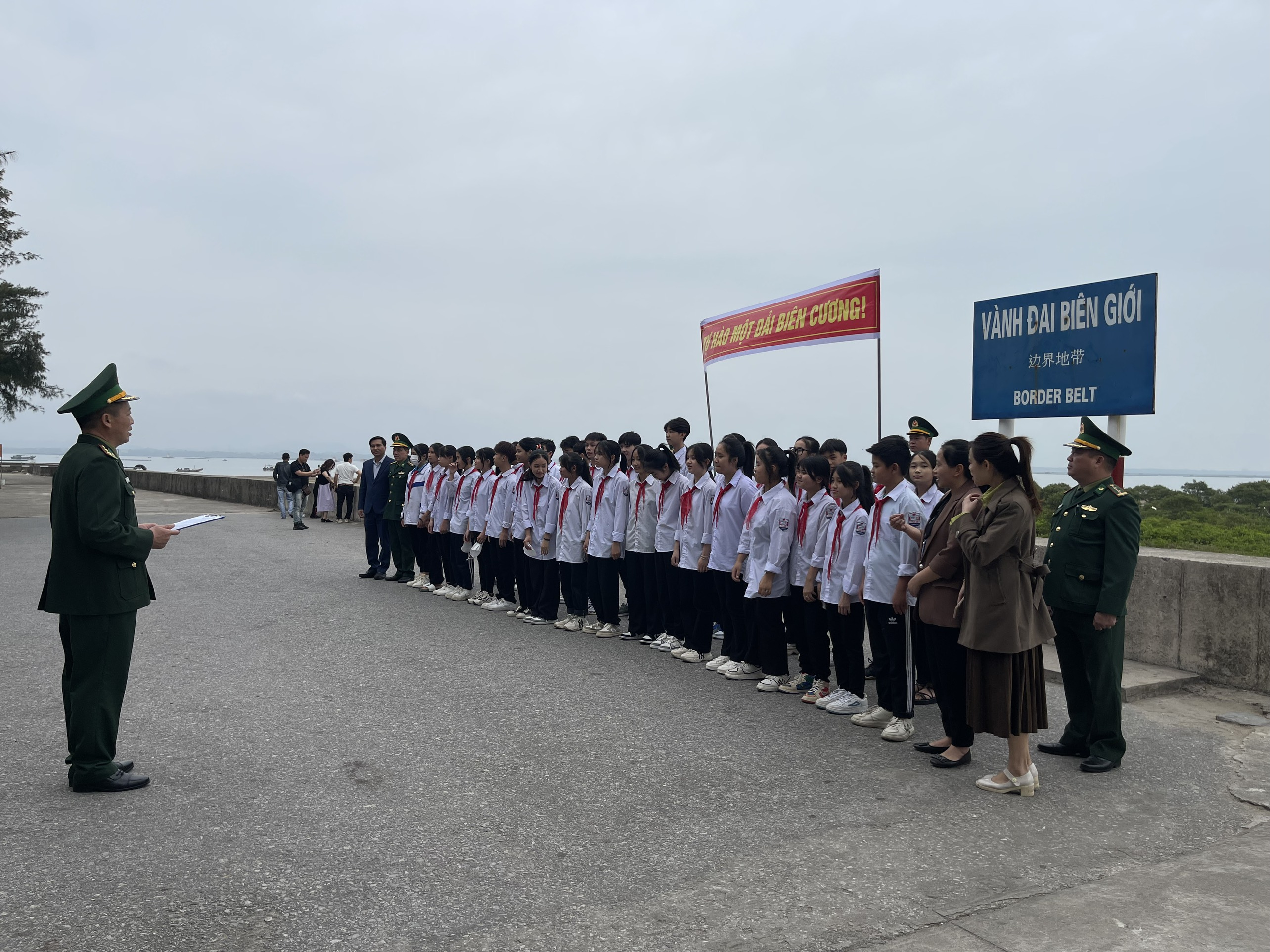 Đồn Biên phòng Trà Cổ tổ chức Tiết học biên cương cho học sinh và giáo viên trên địa bàn