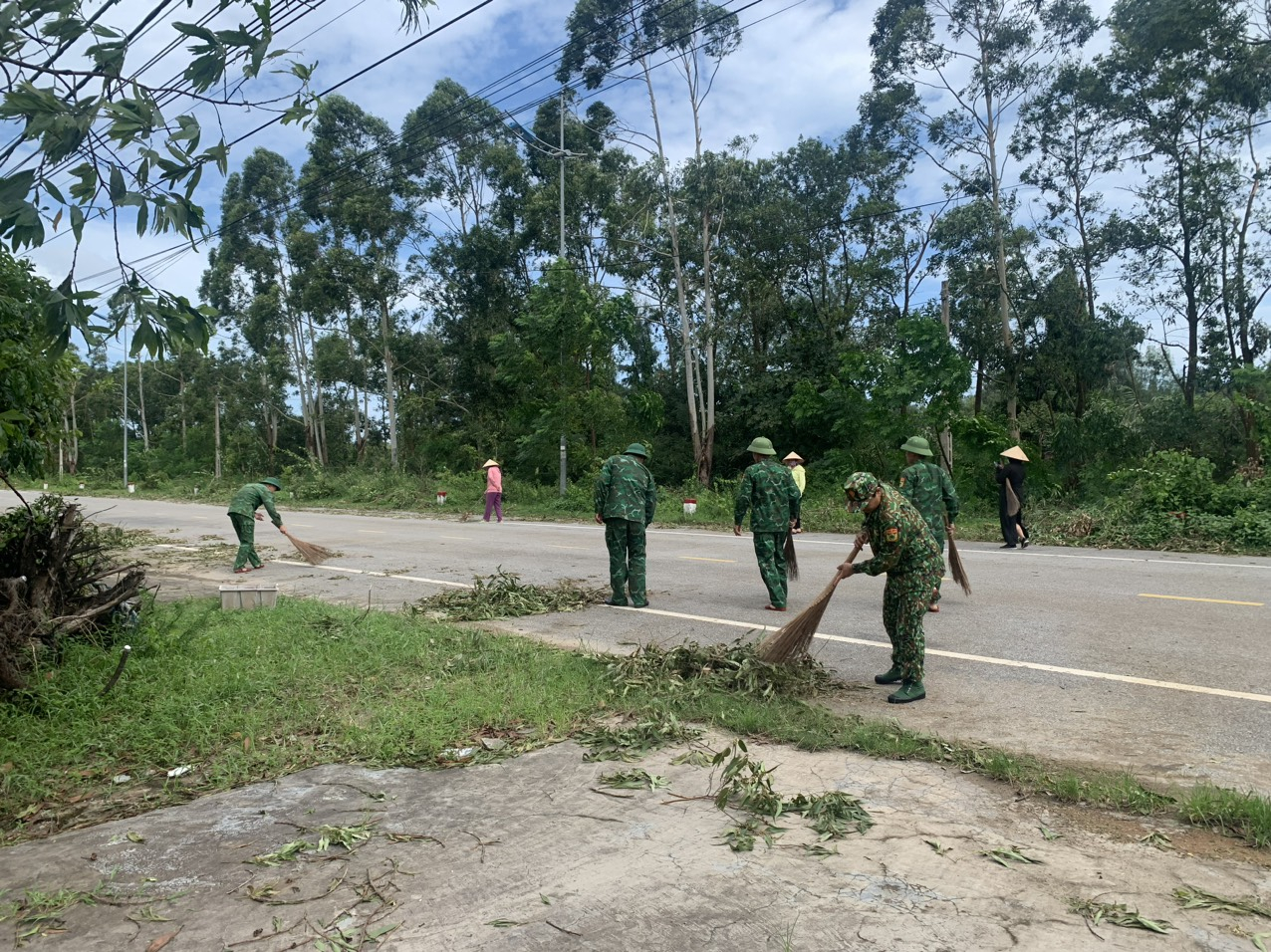 Ra quân dọn dẹp vệ sinh môi trường các tuyến đường trên địa bàn phường trà cổ, mang đến một diện mạo tươi mới