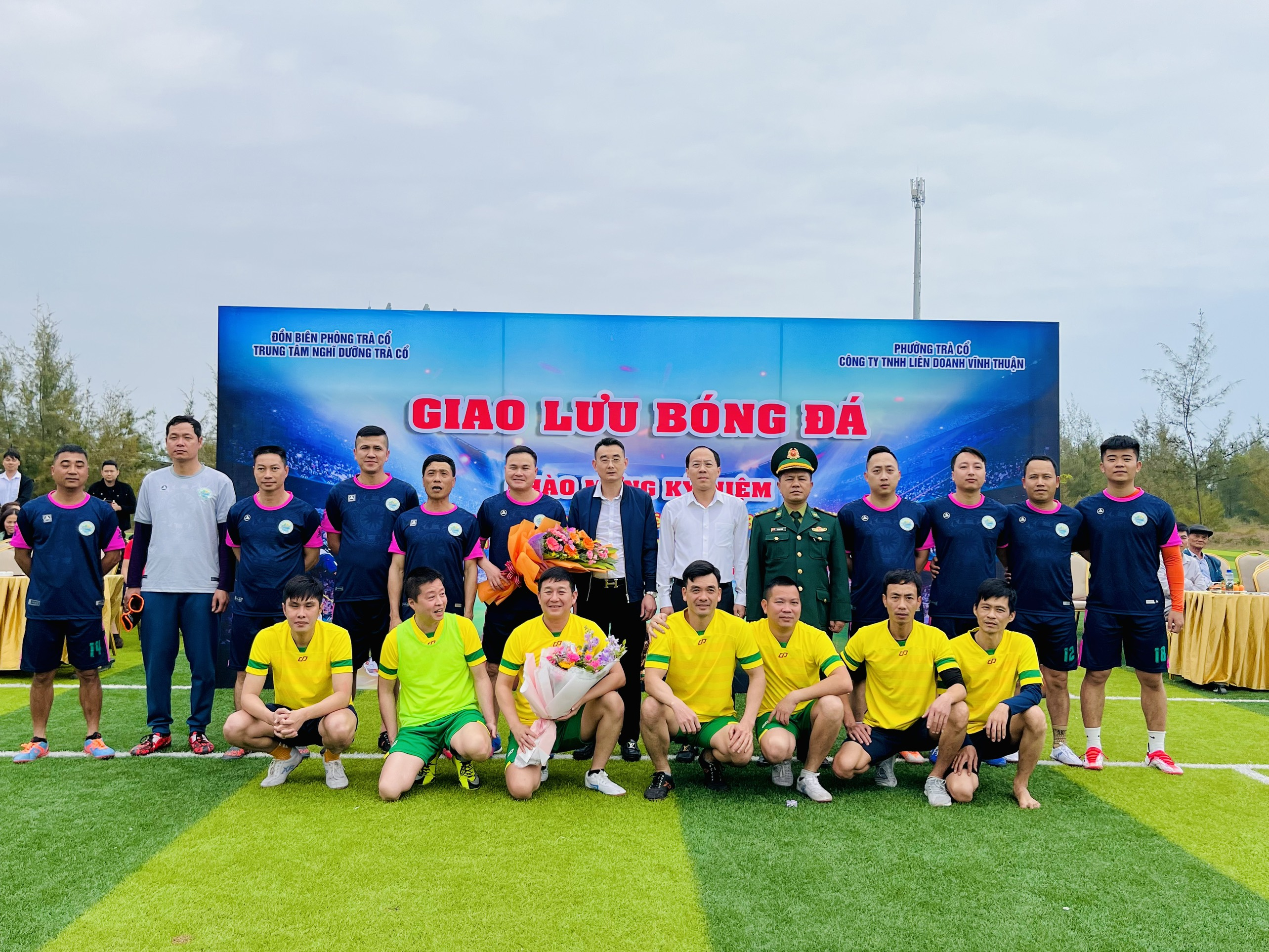 Giao lưu bóng đá với các lực lượng và nhân dân địa phương nhằm thắt chặt tình đoàn kết quân dân.