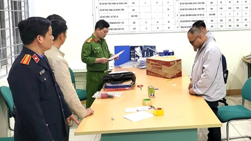 Khởi tố, bắt tạm giam giám đốc trung tâm sát hạch lái xe ở Hòa Bình