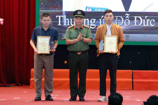 Đại tá Phạm Thanh Hùng, Phó Bí thư Đảng ủy, Phó Giám đốc CATP, trao quyết định Gương mặt trẻ Công an Thủ đô xuất sắc tiêu biểu năm 2022 truy tặng Thượng úy Đỗ Đức Việt và Hạ sĩ Nguyễn Đình Phúc cho thân nhân 2 liệt sĩ