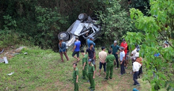 Ô tô bất ngờ lao xuống vực khiến 2 ông cháu tử vong