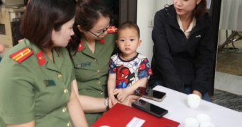 Trao sổ tiết kiệm và nhận đỡ đầu con trai chiến sĩ công an gặp nạn khi đi biên giới tăng cường