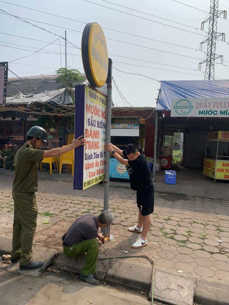 Biển quảng cáo sai phạm tại thị trấn Sóc Sơn bị lực lượng chức năng thu giữ.