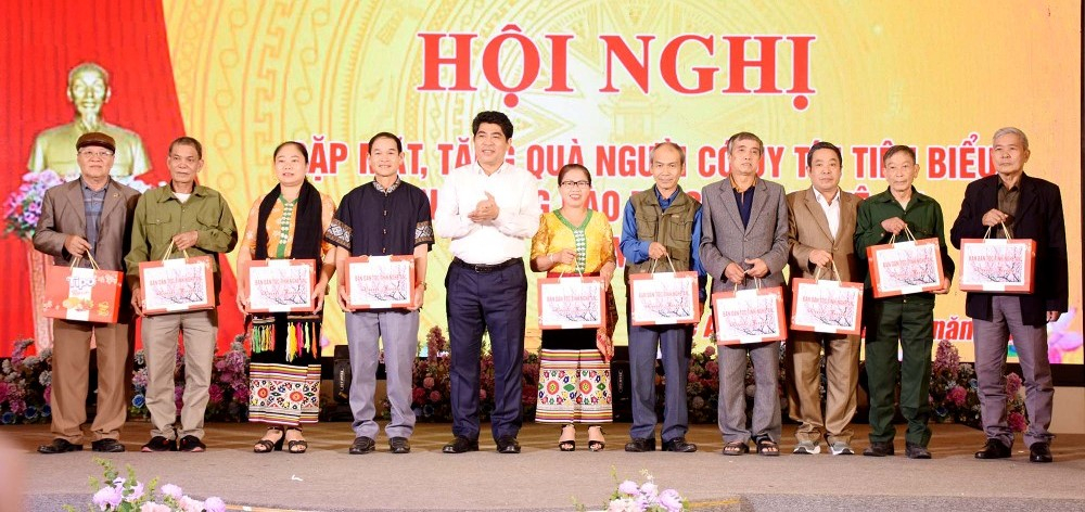 Tặng quà cho 250 người có uy tín tiêu biểu trong đồng bào dân tộc thiểu số