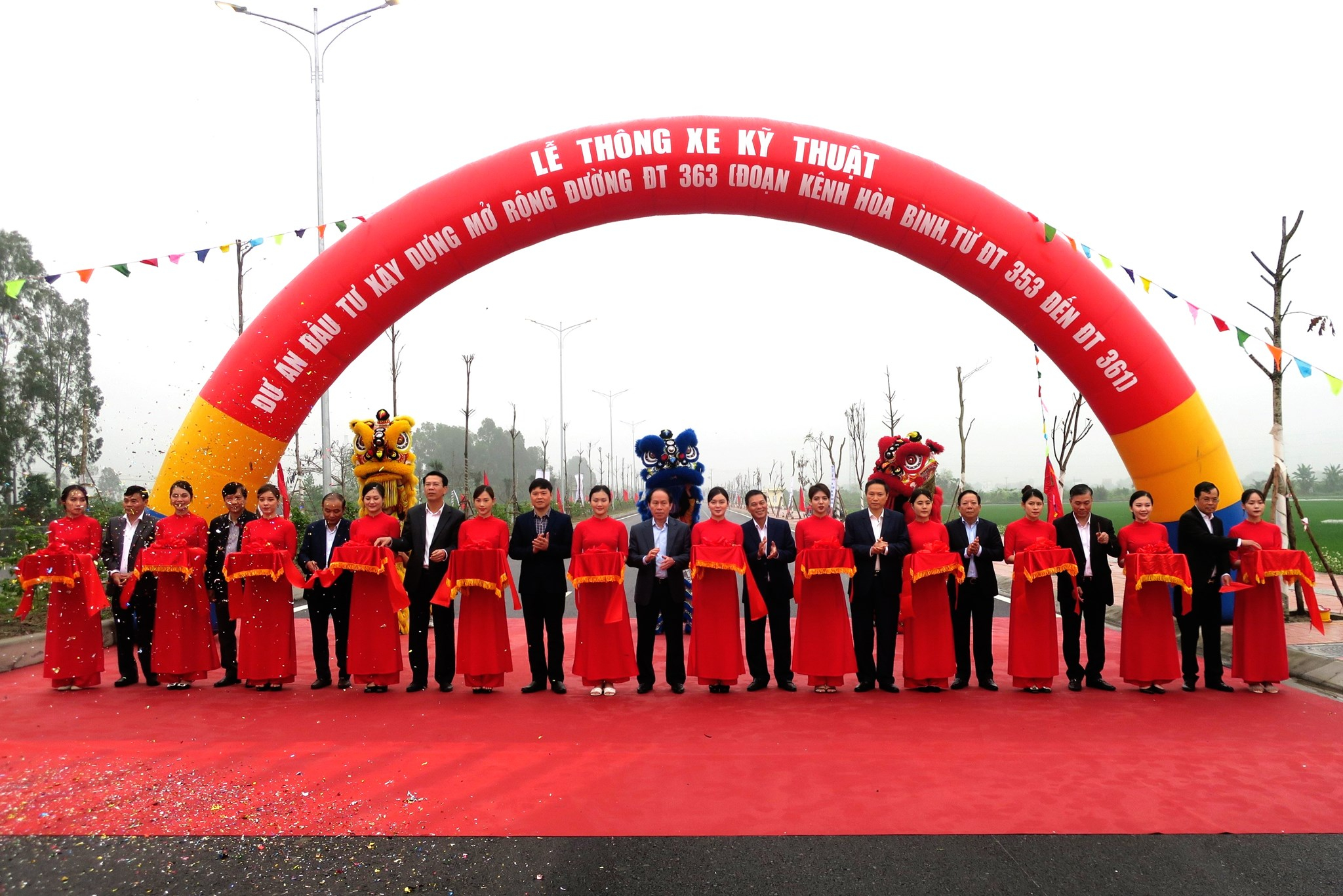 Lãnh đạo TP cắt băng thông xe kỹ thuật dự án.