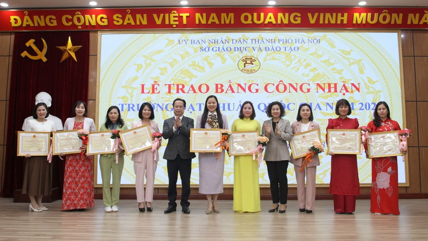 Gi&aacute;m đốc Sở GD&amp;amp;ĐT H&agrave; Nội Trần Thế Cương c&ugrave;ng Chủ tịch C&ocirc;ng đo&agrave;n Ng&agrave;nh Trần Thị Thu H&agrave; trao Bằng c&ocirc;ng nhận trường đạt chuẩn quốc gia năm 2022 cho c&aacute;c đơn vị cấp mầm non.