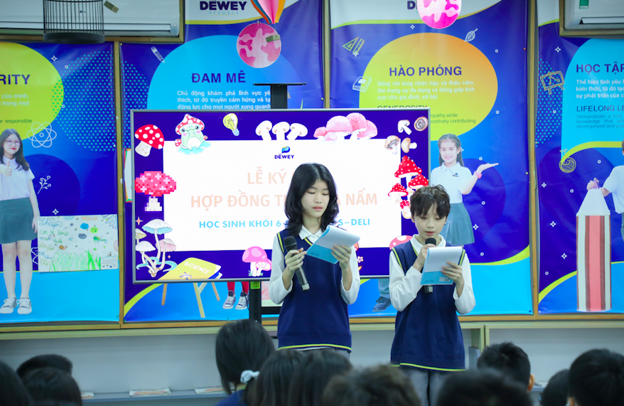 Học sinh tin thuyết trình tại Lễ ký kết trồng nấm với đơn vị cung cấp suất ăn nhà trường.