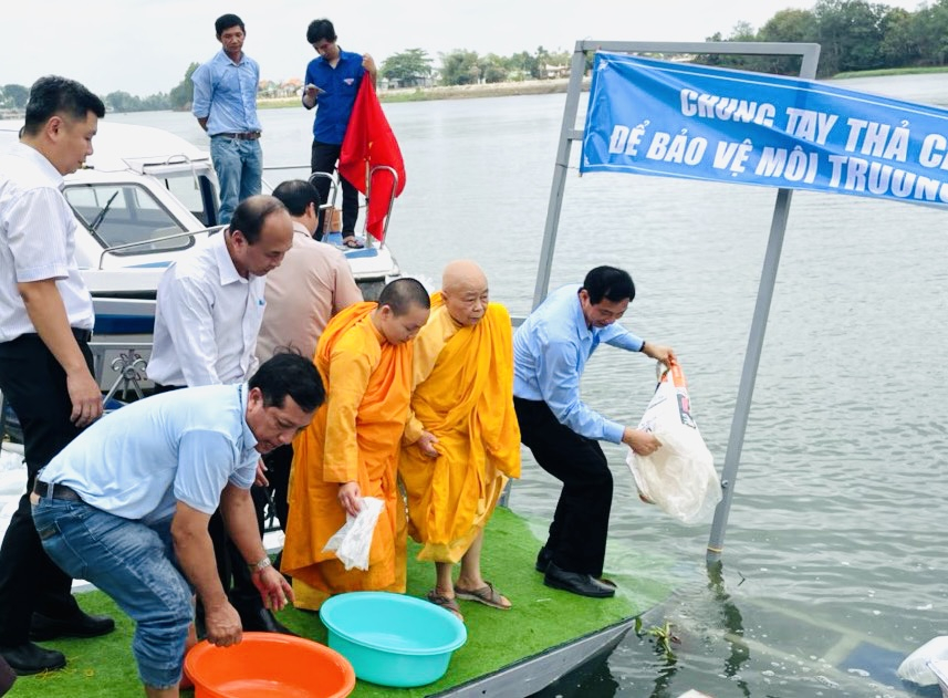 Thả phóng sinh các giống loài thủy sản góp phần phục hồi, tái tạo nguồn lợi thủy sản trên dòng Đồng Nai