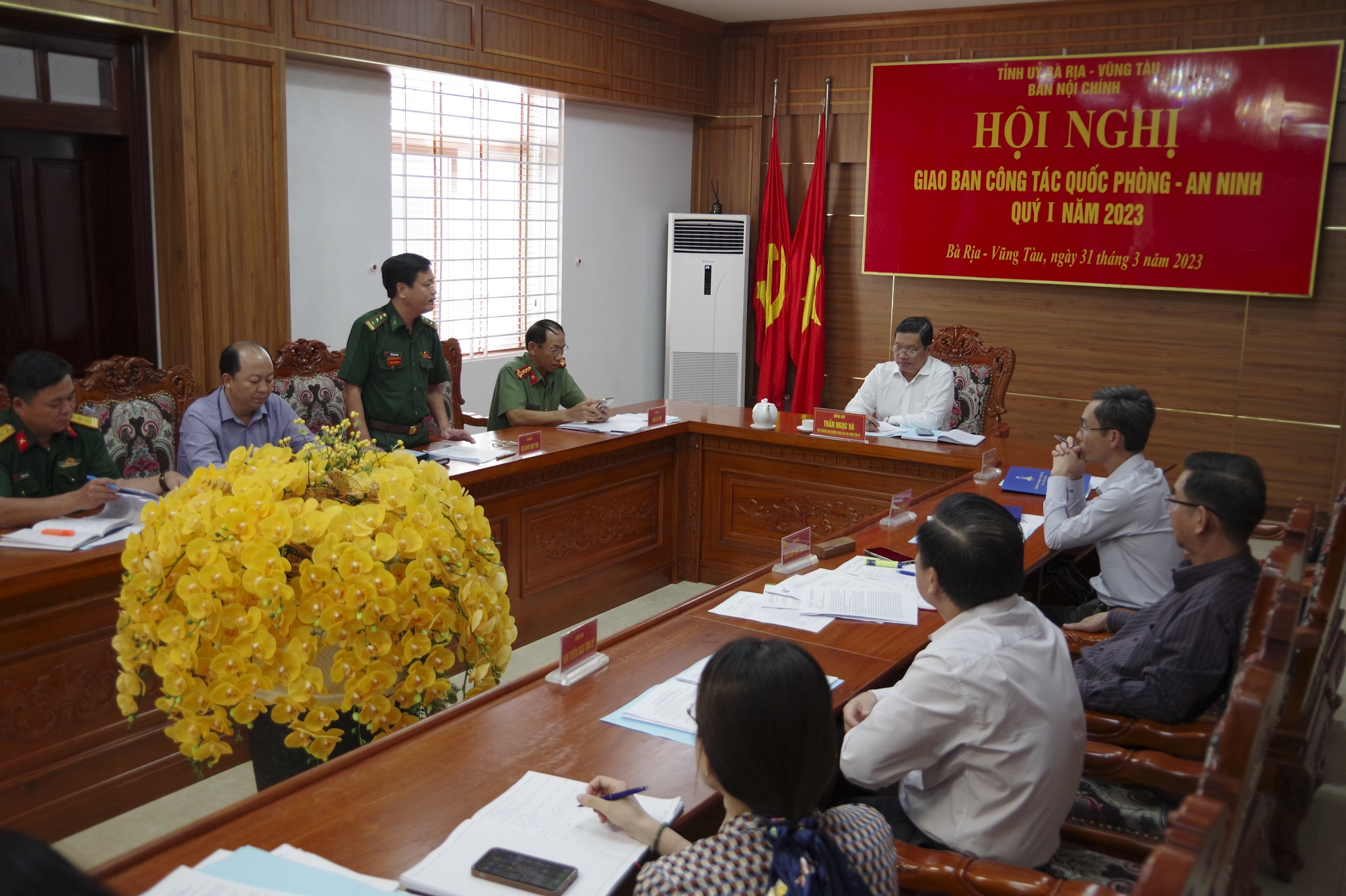 Thượng tá Trần Ngọc Tăng, Phó Chỉ huy trưởng – Tham mưu trưởng BĐBP tỉnh phát biểu tham luận tại hội nghị.